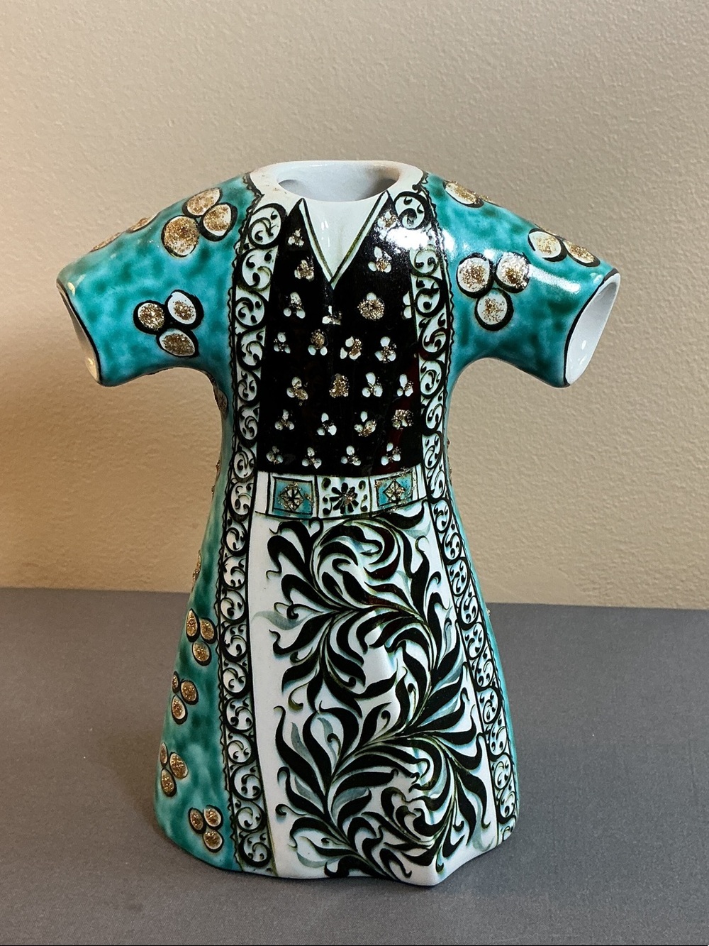 Beautiful Kumlu Çini ceramic kaftan from İznik, Turkey